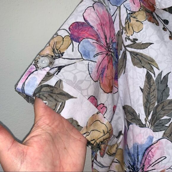 Alfred Dunner Floral Print Roll Tab Short Sleeve Button Front Top - Picture 2 of 7